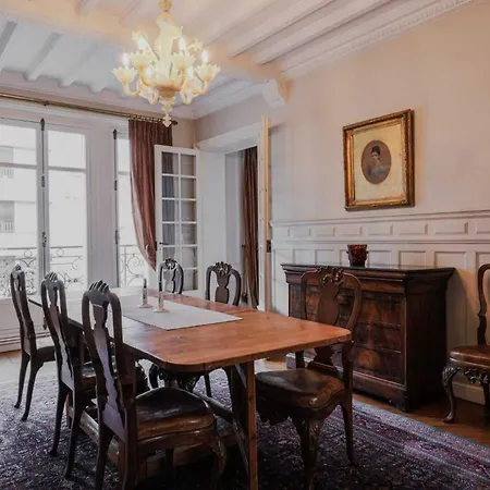 Appartamento Period Splendor Near Champs Elysees Parigi