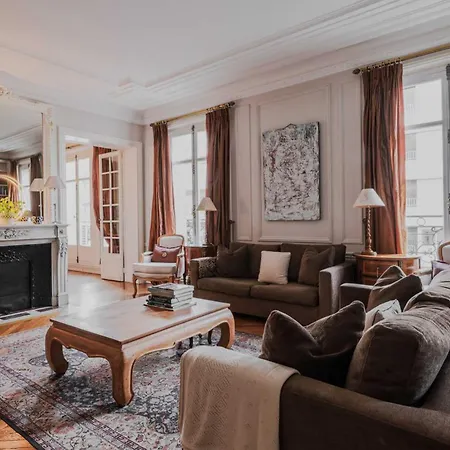 Period Splendor Near Champs Elysees * Parigi